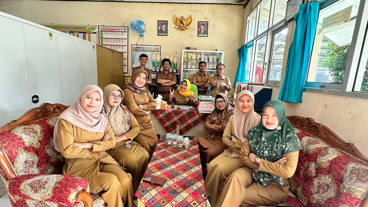 Kebersamaan Guru di Ruang Kantor Utama