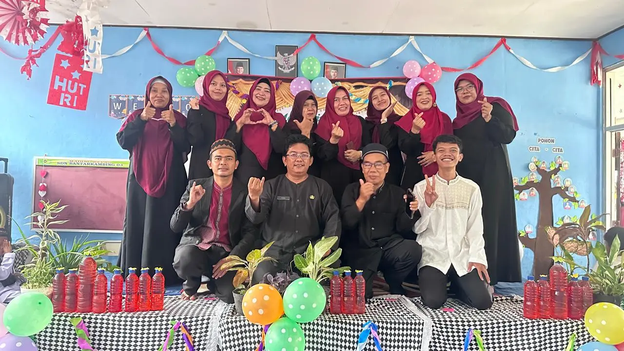 Grup Hadroh Sekolah Mengiringi Shalawat