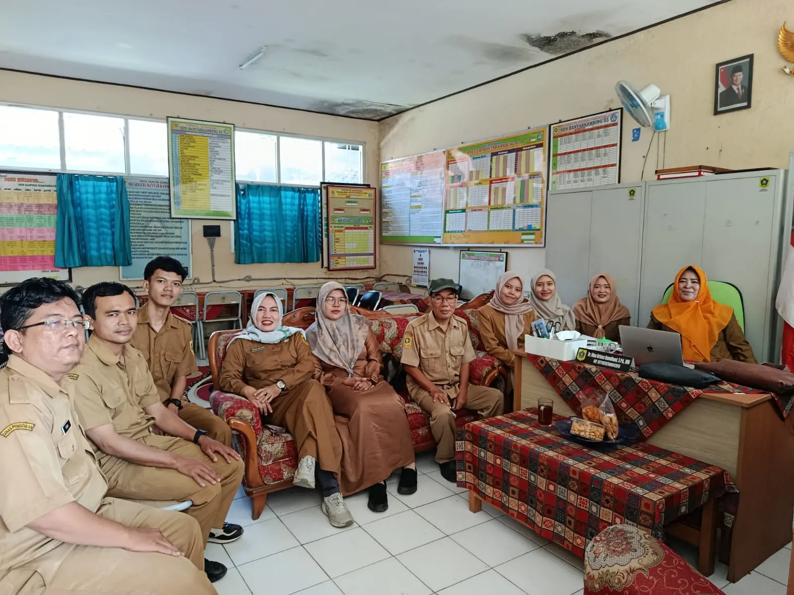 Ruang Kantor Guru dan Sesi Diskusi Ringan